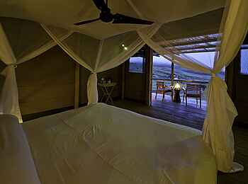 Damaraland Camp: Gästechalet am Abend