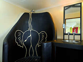 Etosha Safari Camp: Dusche mit Elefantenmotiv