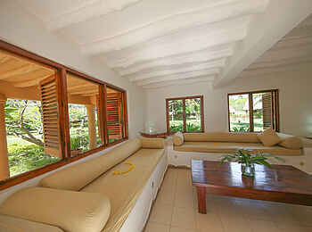 Kinasi Lodge: Wohnbereich im Azania Bungalow Kinasi Lodge: Wohnbereich im Azania Bungalow