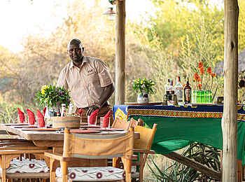 Laikipia Wilderness Main Camp: Dinner auf der Terrasse Laikipia Wilderness Main Camp: Dinner auf der Terrasse