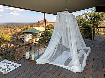 Lemala Mpingo Ridge Lodge: Tagesbett auf der Veranda Lemala Mpingo Ridge Lodge: Tagesbett auf der Veranda