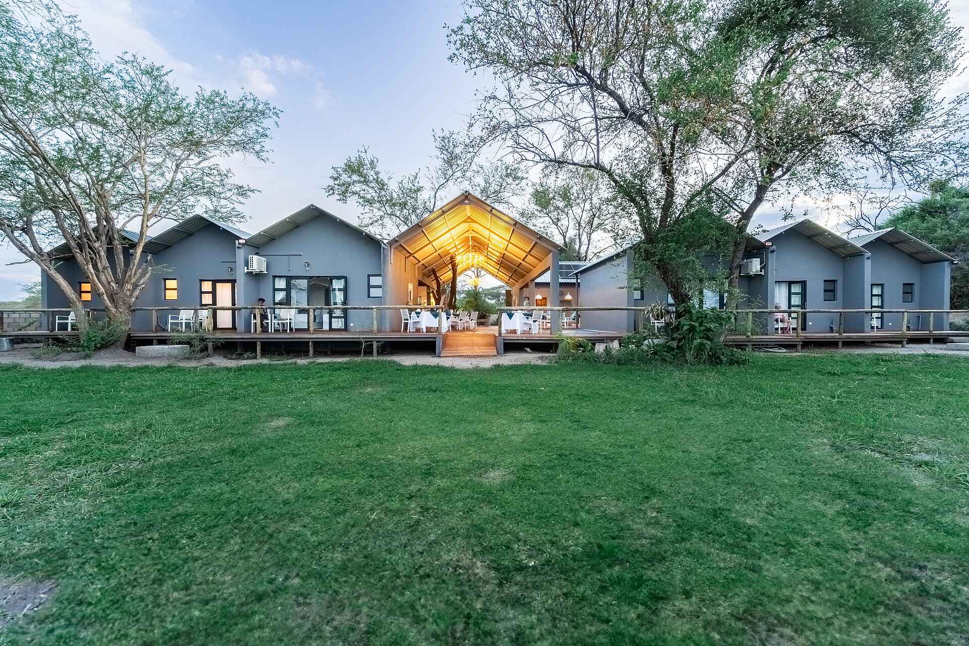 Lenyebi River Lodge: Blick auf die Lodge