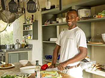 Mkombe's House Lamai: Koch bei der Arbeit