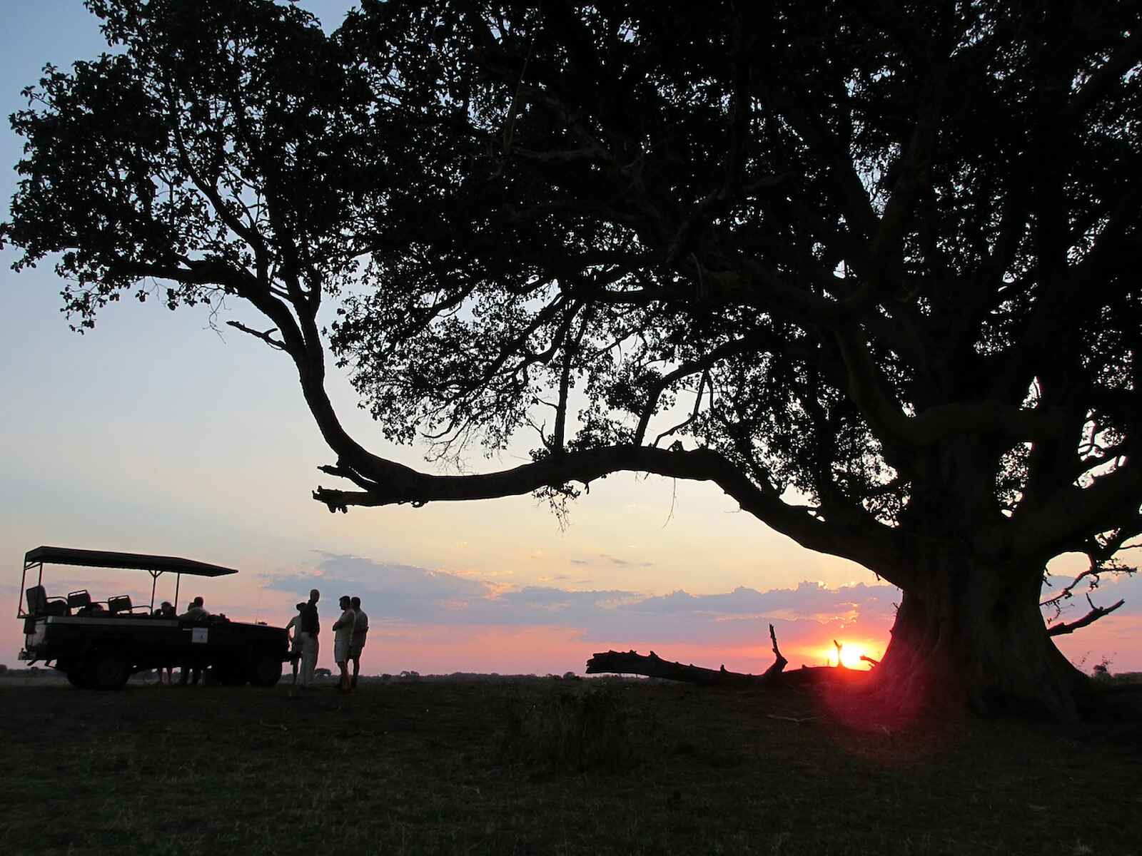 Mukambi Safari Lodge: Sundowner auf der Pirschfahrt Mukambi Safari Lodge: Sundowner auf der Pirschfahrt