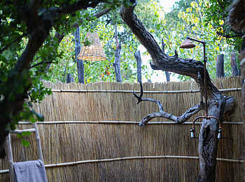 Mwamba Bush Camp: Außendusche Mwamba Bush Camp: Außendusche
