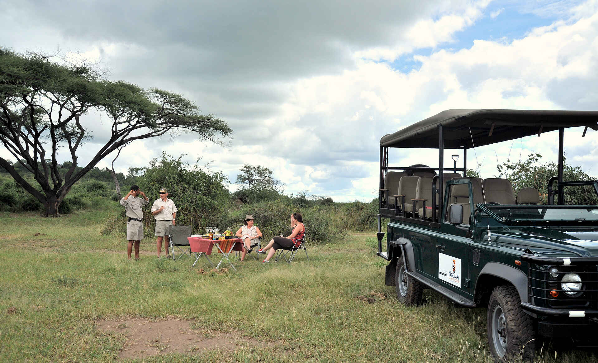 Ngoma Safari Lodge: Pirschfahrt mit Drinks
