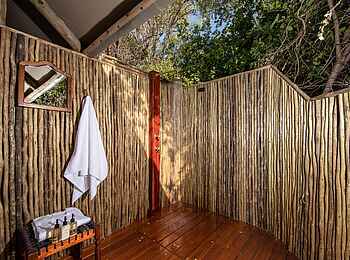 Shinde Camp: Family Tent Außendusche