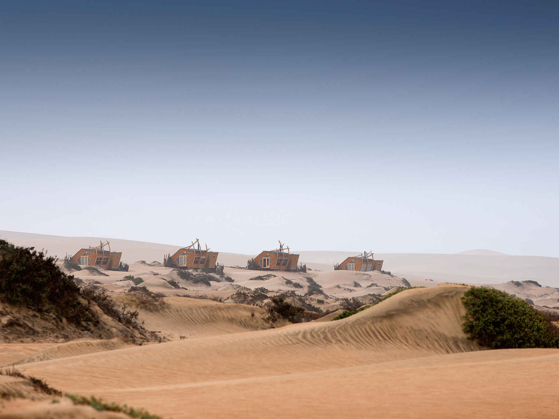 Die Shipwreck Lodge aus der Ferne betrachtet