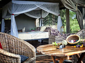 Tarangire River Camp: Blick von Veranda nach Innen Tarangire River Camp: Blick von Veranda nach Innen