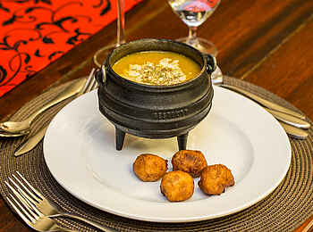 Camp Kuzuma: Eintopf und Krapfen Camp Kuzuma: Eintopf und Krapfen