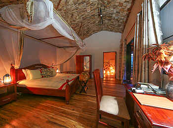 Mahogany Springs Safari Lodge: Honeymoon Suite - Schreibtisch