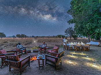 Time + Tide Luwi: Lagerfeuerplatz und Dinner bei Nacht