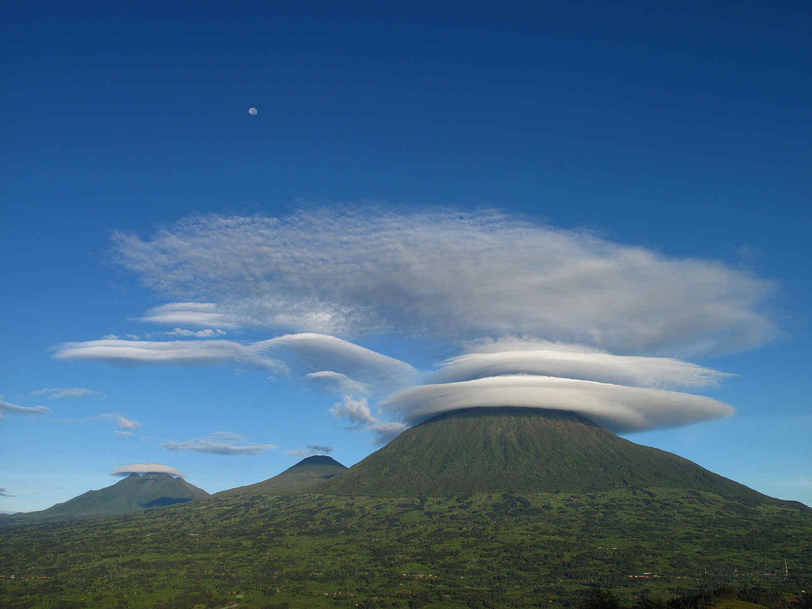 Volcanoes Virunga Lodge: Lenticularis-Wolke über dem Mt. Muhabura Volcanoes Virunga Lodge: Lenticularis-Wolke über dem Mt. Muhabura