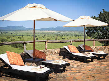 Apoka Safari Lodge: Liegen am Pool