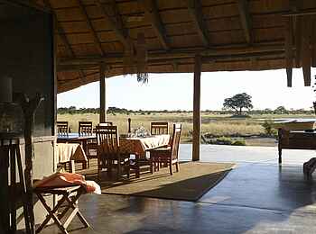 Camp Hwange: Lounge mit Blick aufs Wasserloch