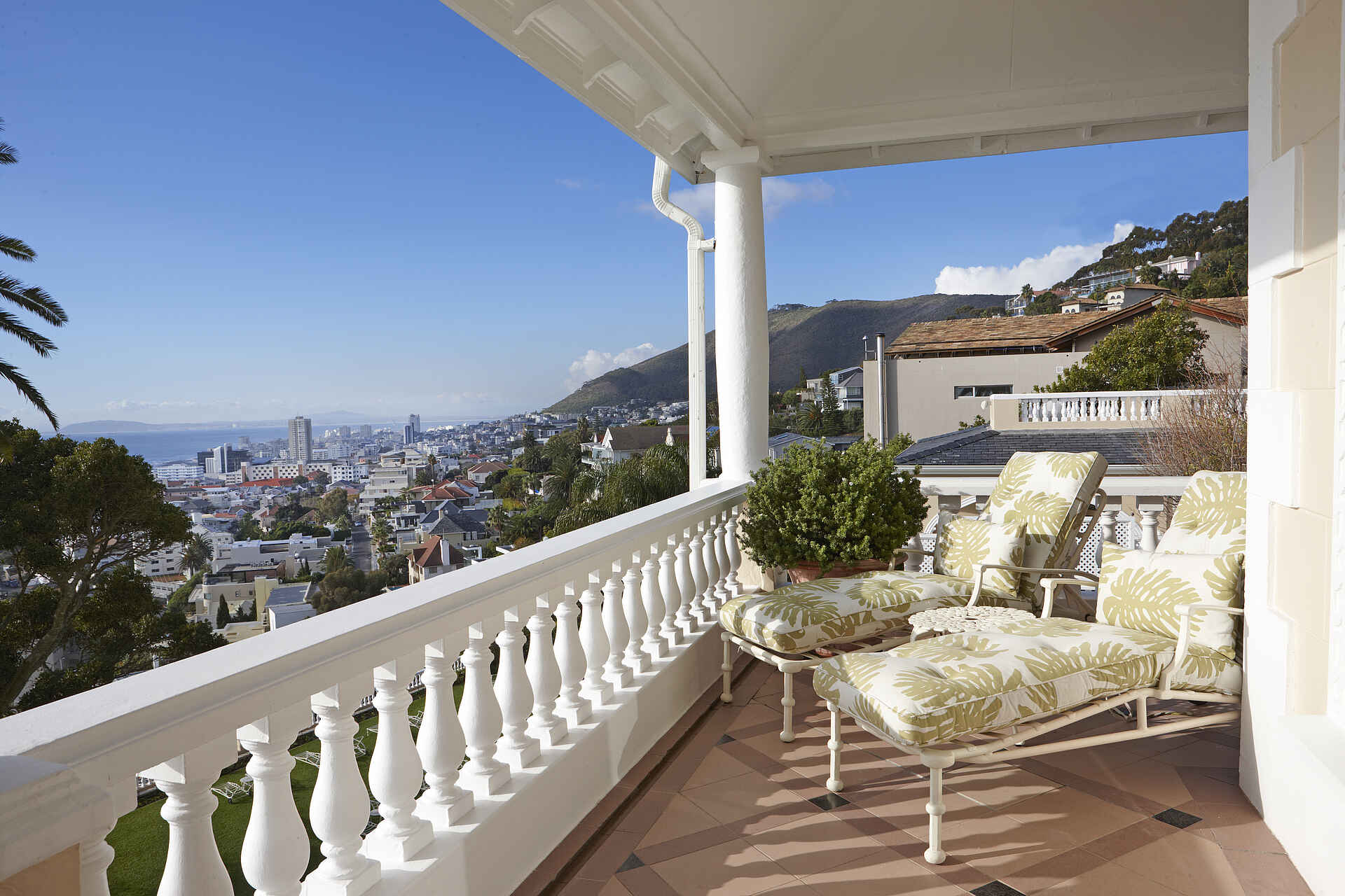 Boutique Hotel, Cape Town, Ellerman House, Gästezimmer, Kapstadt, Deluxe House Room, Balkon, Liegestühle, Meerblick, Afrikarma, Afrikarma Safaris, Afrikarma Safaris - Wildnis. Hautnah., Afrikarma.de