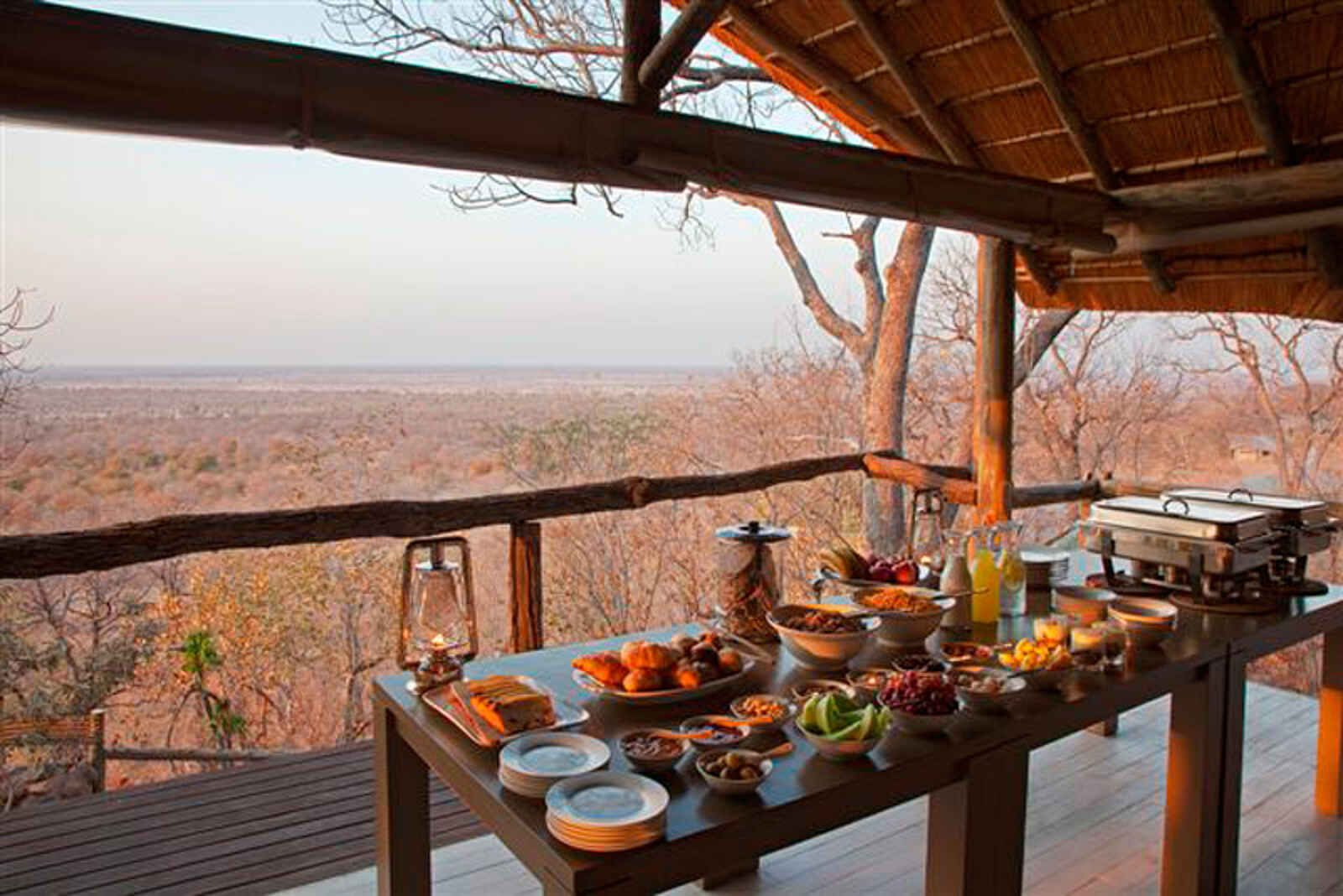 Ghoha Hills Savuti Lodge: Frühstück am Rande der Ghoha Hills Ghoha Hills Savuti Lodge: Frühstück am Rande der Ghoha Hills