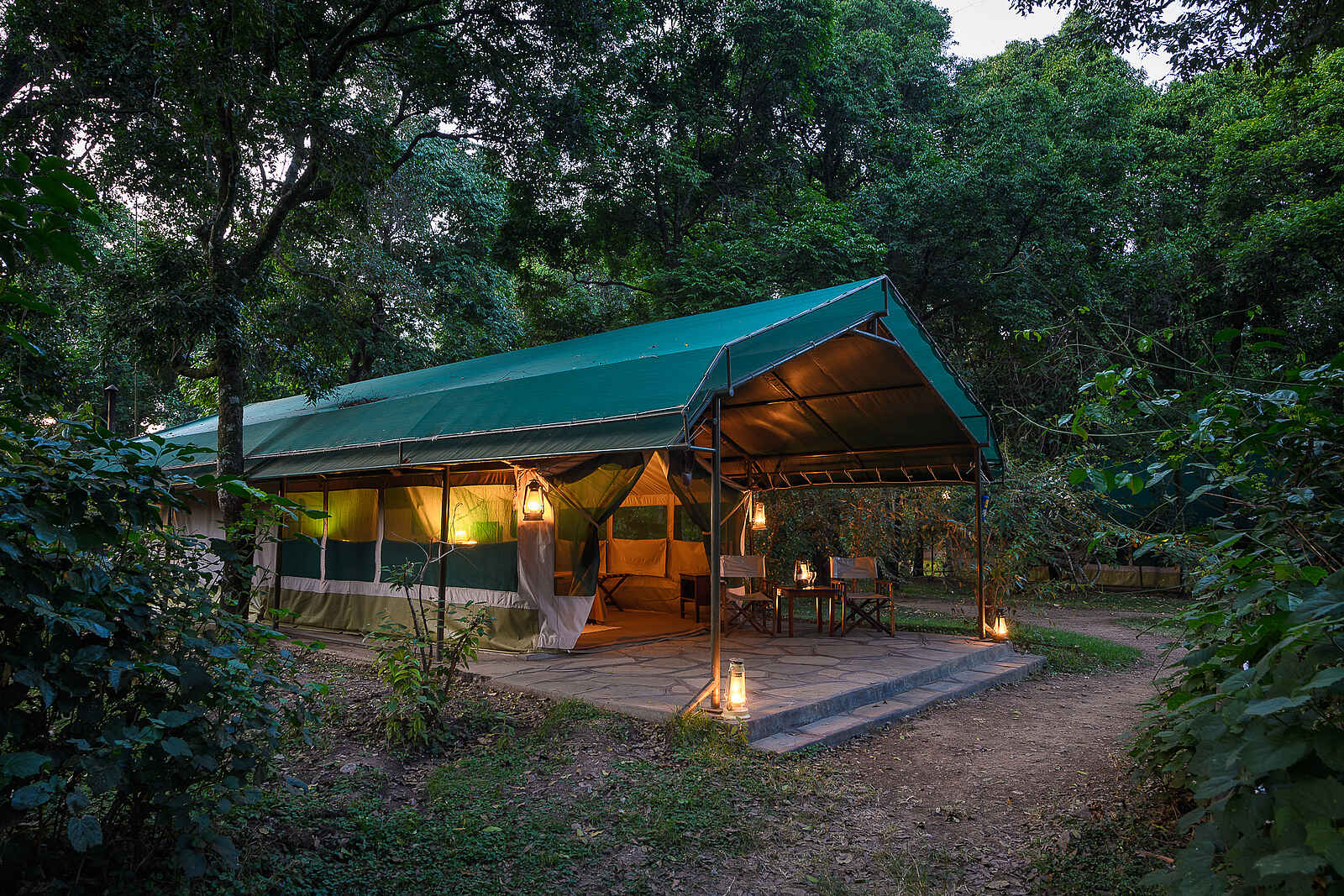 Governors' Camp: Zelt beleuchtet am Abend Governors' Camp: Zelt beleuchtet am Abend