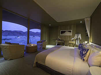 Hoanib Skeleton Coast Camp: Schlafzimmer mit Panoramafenster Hoanib Skeleton Coast Camp: Schlafzimmer mit Panoramafenster