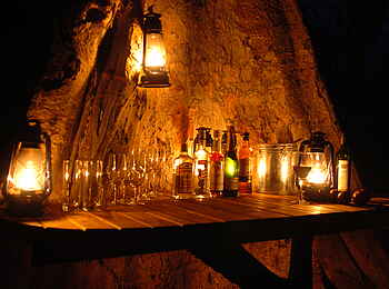 Macatoo Camp: Bar bei Nacht