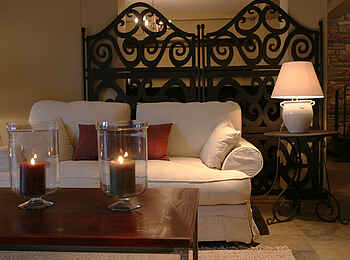 Olive Grove Guesthouse: Sofa in der Lounge