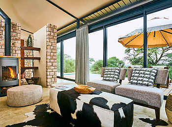 Otjimbondona Kalahari Lodge: Das Wohnzimmer der Villa Warthog
