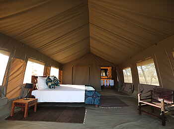 Ronjo Camp: Doppelbett mit Blick zum Bad