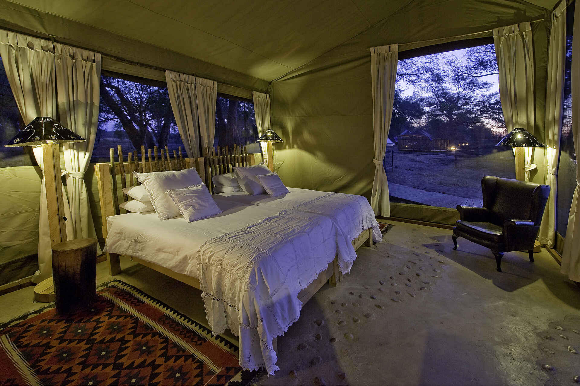 Ruckomechi Camp: Schlafzimmer am Abend