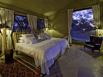 Ruckomechi Camp: Schlafzimmer am Abend Ruckomechi Camp: Schlafzimmer am Abend