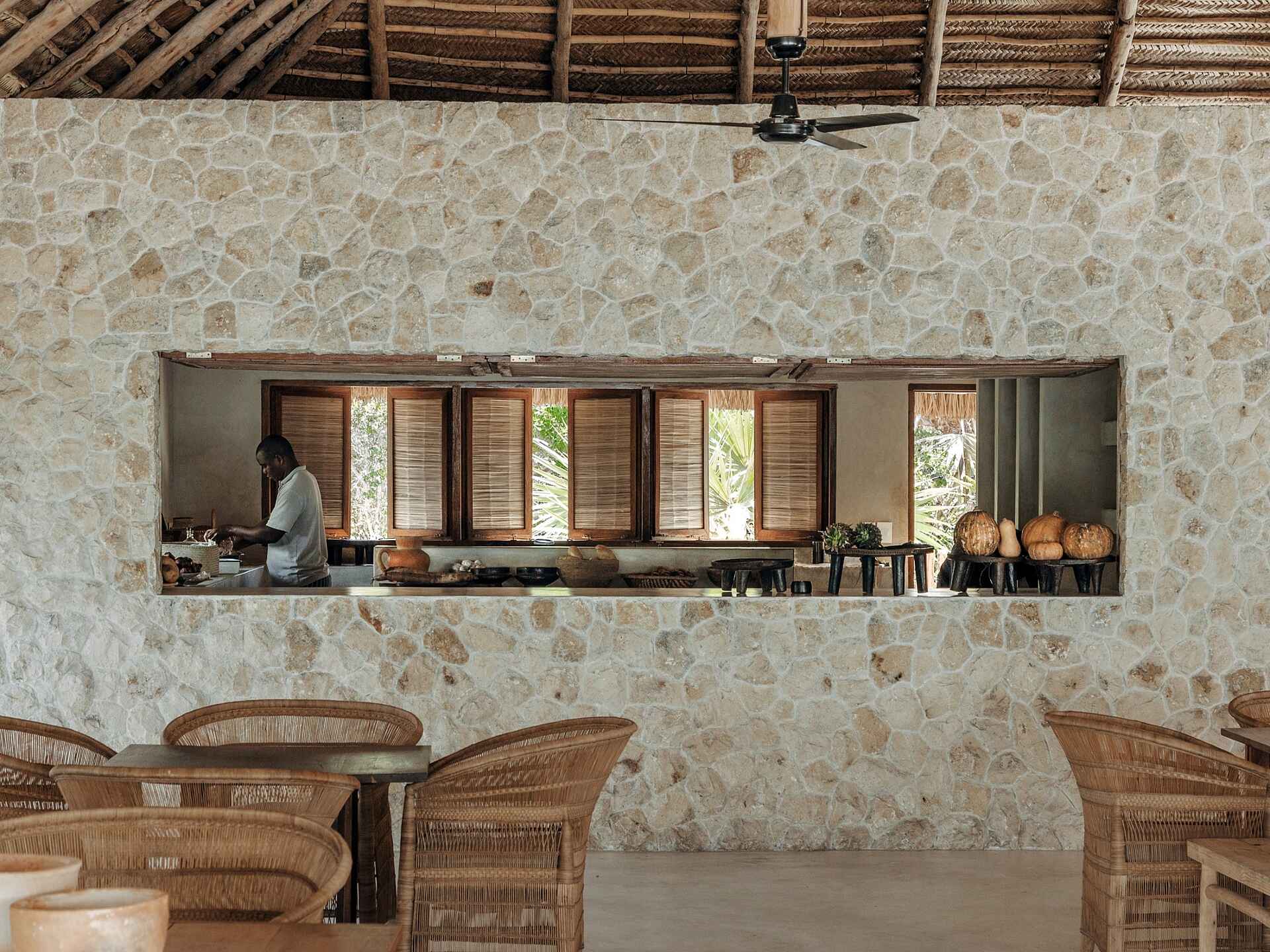 Sussurro: Restaurant mit offener Küche