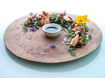 The Plettenberg: Menübeispiel auf Holzteller serviert