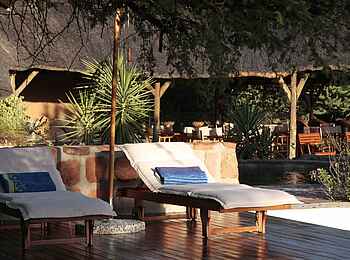 Waterberg Guest Farm: Gepolsterte Liegestühle Waterberg Guest Farm: Gepolsterte Liegestühle