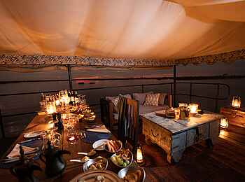 Zarafa Camp: Sundowner Dinner auf dem Boot Zarafa Camp: Sundowner Dinner auf dem Boot