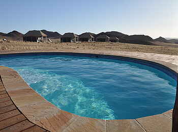 Desert Hills Glamping: Swimming Pool mit Ausblick Desert Hills Glamping: Swimming Pool mit Ausblick