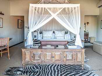 Fitzpatrick’s at Jock: King Sized Bett mit Moskitonetz