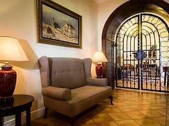 Hotel Eberwein: Lounge mit einem Sofa Hotel Eberwein: Lounge mit einem Sofa