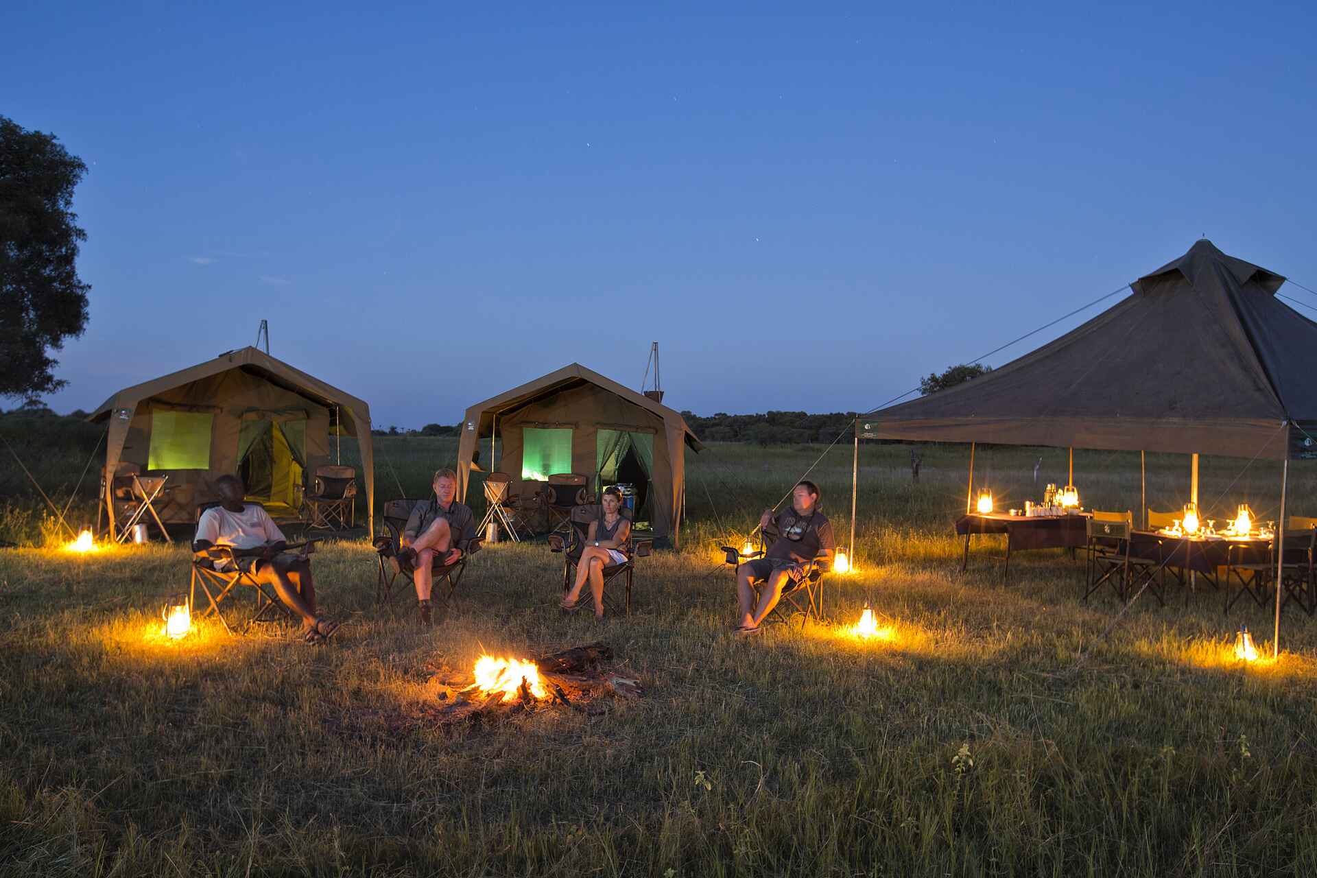 The Botswana Adventure: Lagerfeuer vor den Zelten