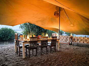 Little Vundu Camp: Hauptzelt mit Speisetisch Little Vundu Camp: Hauptzelt mit Speisetisch