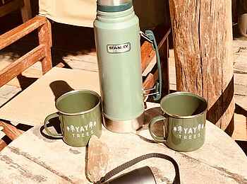 North Luangwa River Lodge and Camp: Thermosflasche und Fernglas North Luangwa River Lodge and Camp: Thermosflasche und Fernglas