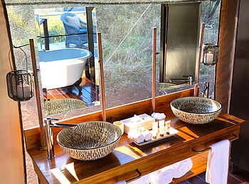 Thanda Tented Camp: Badezimmer mit Waschbecken und Badewanne Thanda Tented Camp: Badezimmer mit Waschbecken und Badewanne
