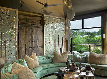 &Beyond Ngala Tented Camp: Couch in der Lounge