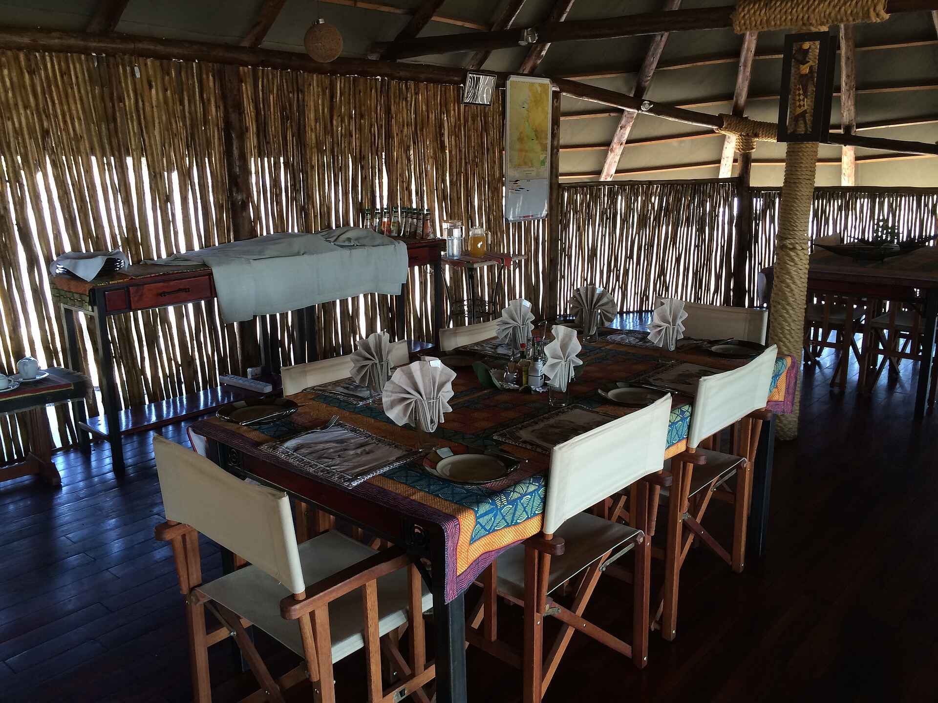 Camp Savuti, Footsteps in Africa, Savute Channel, Savute Marsh, SKL, Esstisch, Hauptgebäude, Lounge, Afrikarma, Afrikarma Safaris, Afrikarma Safaris - Wildnis. Hautnah., Afrikarma.de