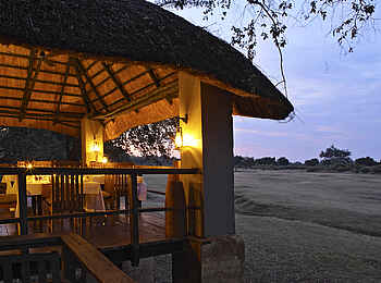 Kapani Lodge: Überdachter Speisebereich