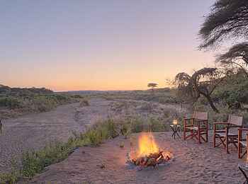 Kichaka Expeditions: Lagerfeuer am Basiscamp