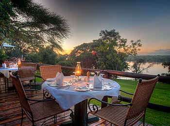 Kubu Lodge: Abendessen auf der Veranda Kubu Lodge: Abendessen auf der Veranda