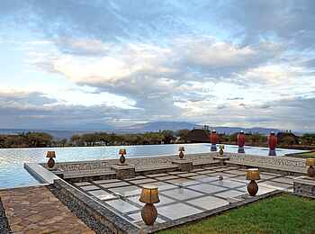 Lake Manyara Kilimamoja Lodge: Pool mit eingelassener Lounge
