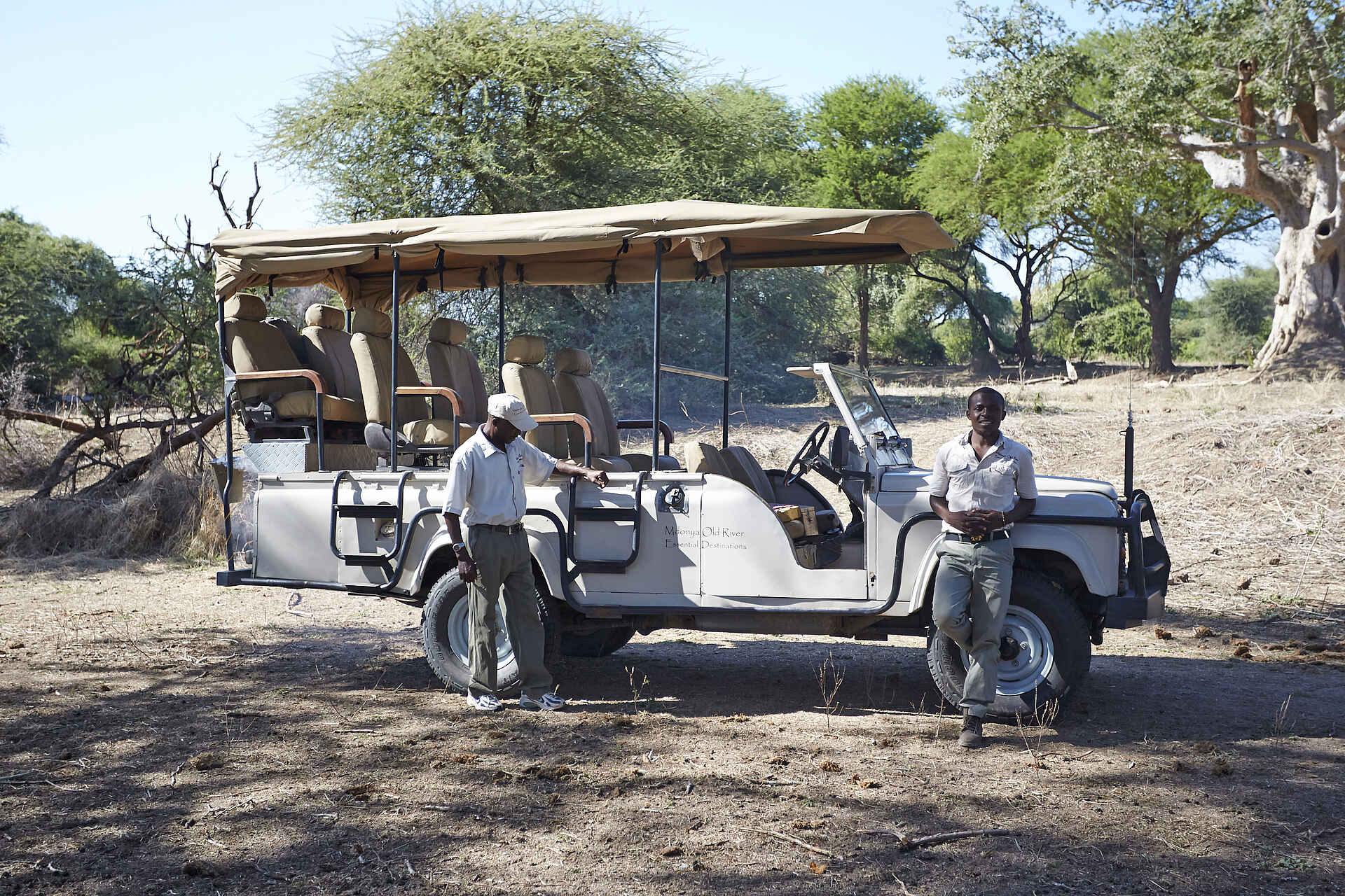 Mdonya Old River Camp: Geländefahrzeug Essential Destinations, Mdonya Old River Camp, Ruaha National Park, Game Drive, Geländefahrzeug, afrikarma, afrikarma Safaris, afrikarma Safaris - Wildnis. Hautnah., afrikarma.de