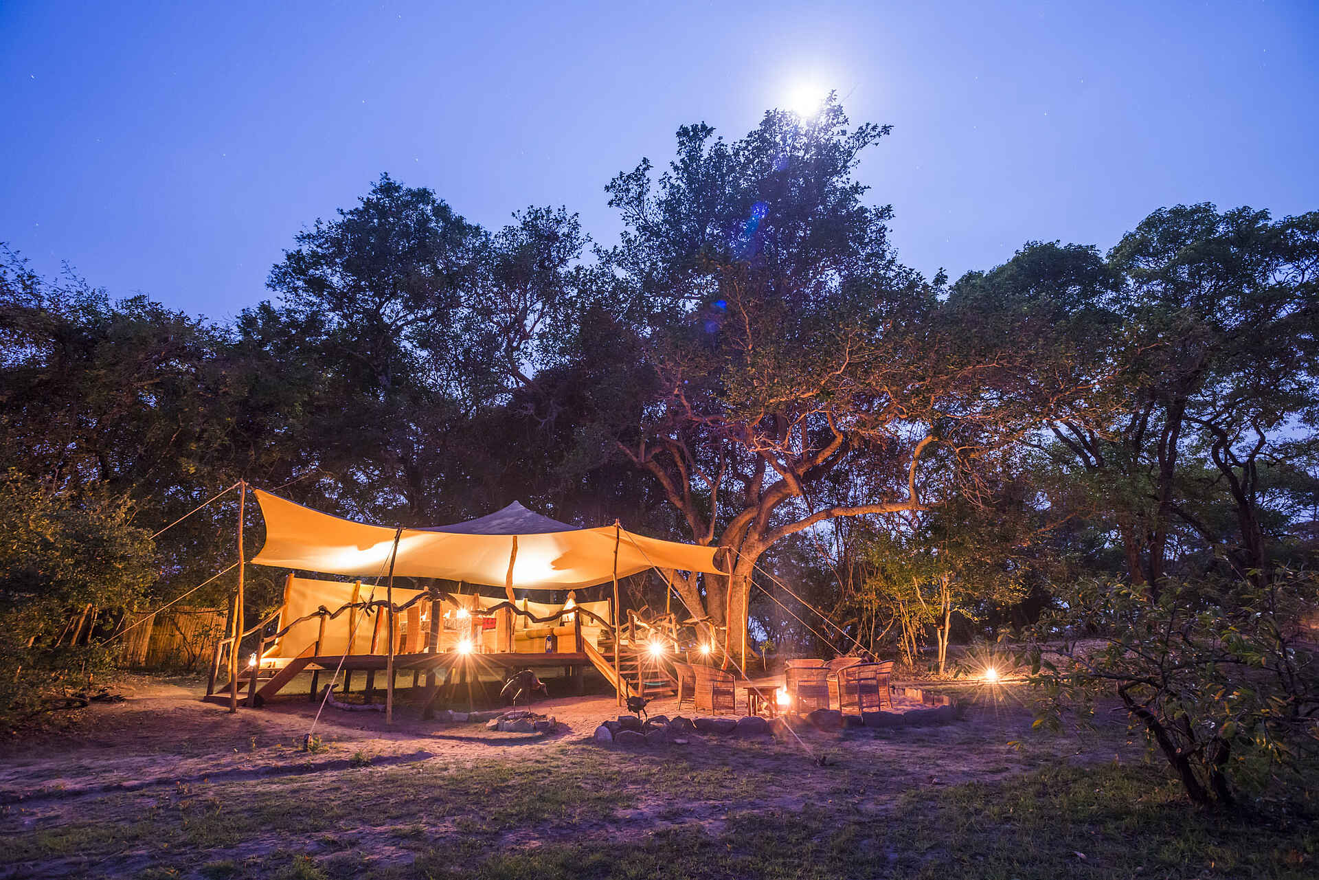 Mukambi Fig Tree Bush Camp: Der Hauptbereich im Mondschein