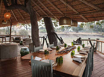 Mwamba Bush Camp: Esstisch auf dem Hauptdeck Mwamba Bush Camp: Esstisch auf dem Hauptdeck