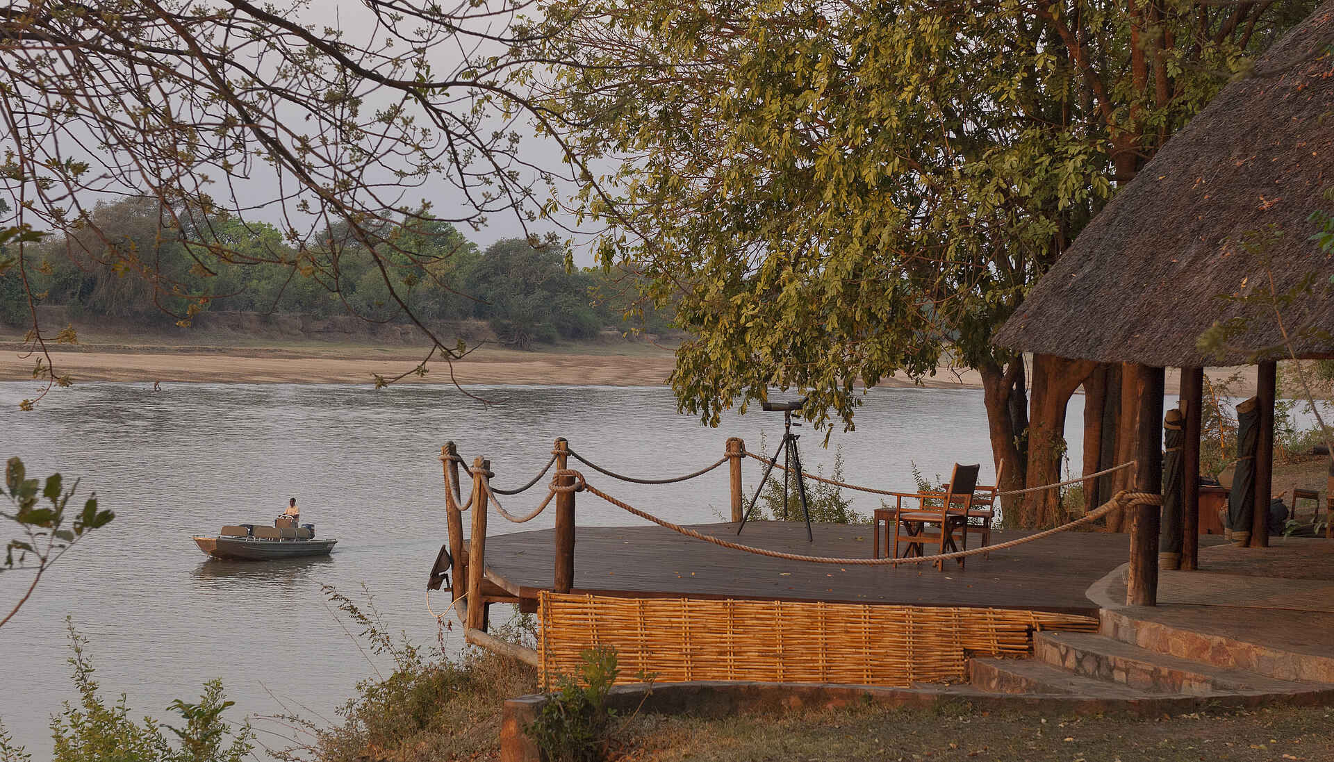 Nkwali, Robin Pope Safaris, South Luangwa, Zambia, Luangwa, Luangwa River, Luangwa-Tal, Nkwali Camp, South Luangwa National Park, Bar, Deck, Flussufer, Motorboot, Robin Pope, SLNP